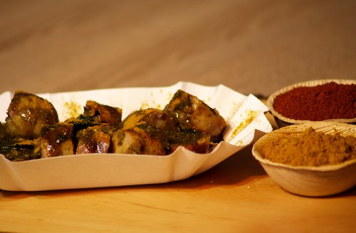 Currywurst mit Currypulver in Pappschale