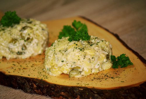 Kartoffelsalat mit Petersilie darauf