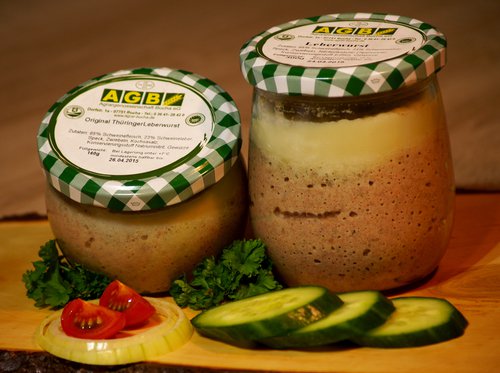 Ein kleines und ein großes Glas Leberwurst