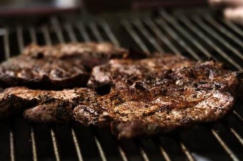 Saftig gegrilltes Mutzbraten-Steak auf Grillrost