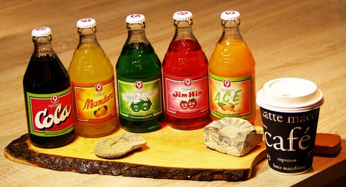 Mehrere Sorten Limonade von 9 Springe: Cola, Mandora, Waldi & Baldi, Jim Him und ACE-Saft