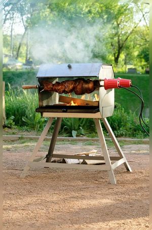 Ein Mutzbratengrill im Garten